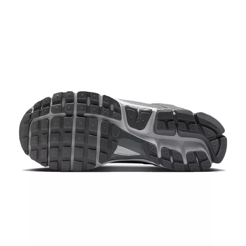 Basket Nike ZOOM VOMERO 5
